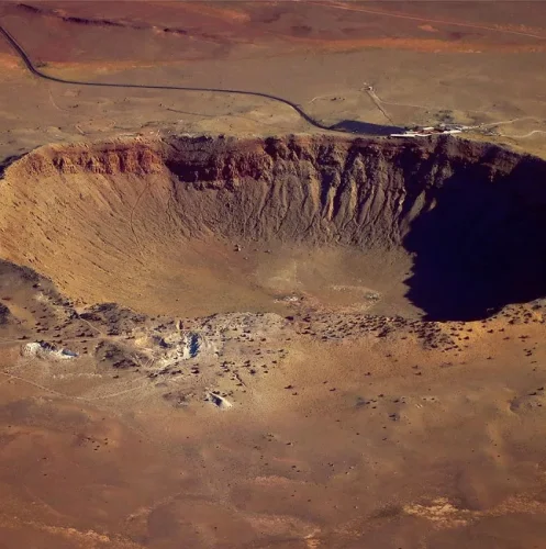 Большой метеоритный кратер в штате Аризоне, в 30 км к западу от города Уинслоу и 69 км к востоку от города Флагстафф